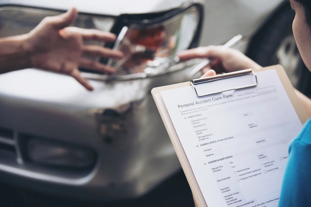 sc car accident settlement. South Carolina car accident scene illustrating settlement factors for injured drivers